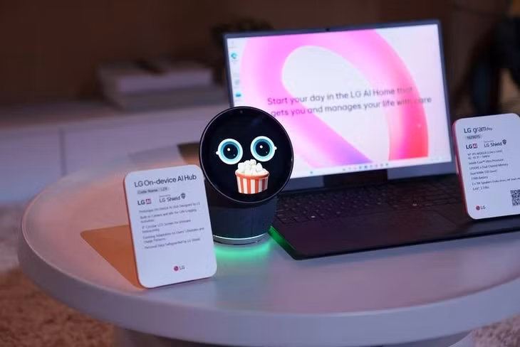 Loa thông minh có mắt. Theo The Verge, LG On-Device AI Hub là loa thông minh với màn hình 4 inch, camera tích hợp và micro. Thiết bị đóng vai trò điều khiển trung tâm cho hệ sinh thái nhà thông minh dựa trên ThinQ ON. Màn hình của loa còn hiển thị đôi mắt biểu cảm. Do mới là ý tưởng, LG chưa công bố ngày và giá bán. Ảnh: The Verge.