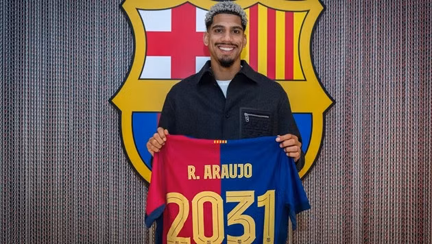 Ronald Araujo gia hạn hợp đồng với Barcelona đến năm 2031.