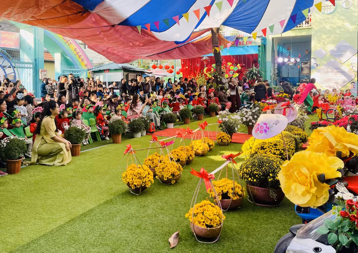 Chương trình thu hút đông đảo giáo viên, phụ huynh và học sinh nhà trường tham dự.