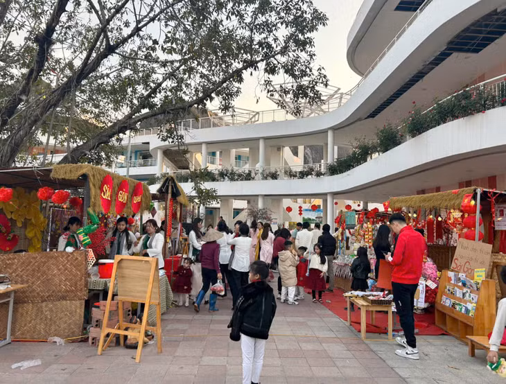 Đông đảo nhân dân, thanh thiếu nhi tham gia chương trình trải nghiệm Tết “Thanh niên với góc phố ngày xuân” tại Cung Văn hóa thanh thiếu nhi tỉnh.