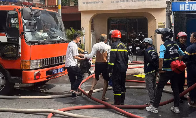 Người đàn ông hơn 60 tuổi là chủ căn nhà xảy ra cháy được băng bó vết bỏng. Ảnh: Đình Văn