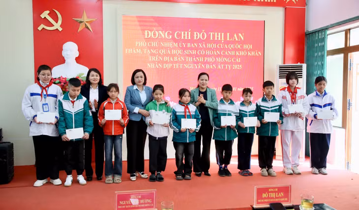 Đồng chí Đỗ Thị Lan, Phó Chủ nhiệm Ủy ban Xã hội của Quốc hội, Đại biểu Quốc hội tỉnh Quảng Ninh tặng quà cá nhân cho 10 học sinh có hoàn cảnh khó khăn trên địa bàn TP Móng Cái.