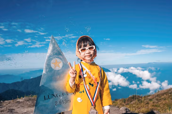 An Nhiên trên đỉnh Lùng Cúng (2.913m) tại tỉnh Yên Bái.