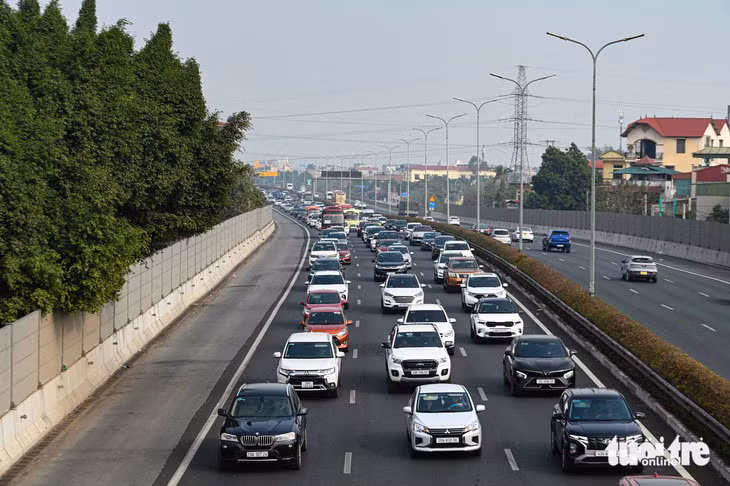 Người dân ùn ùn rời Hà Nội đi du xuân trong tiết trời nắng đẹp sáng mùng 2 Tết - Ảnh: HỒNG QUANG