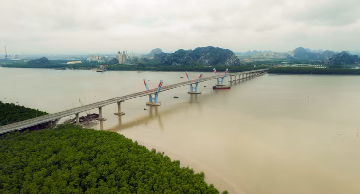 Cầu Rừng đi vào hoạt động mở rộng kết nối giao thương giữa TP Thủy Nguyên (TP Hải Phòng) với TX Quảng Yên (tỉnh Quảng Ninh).