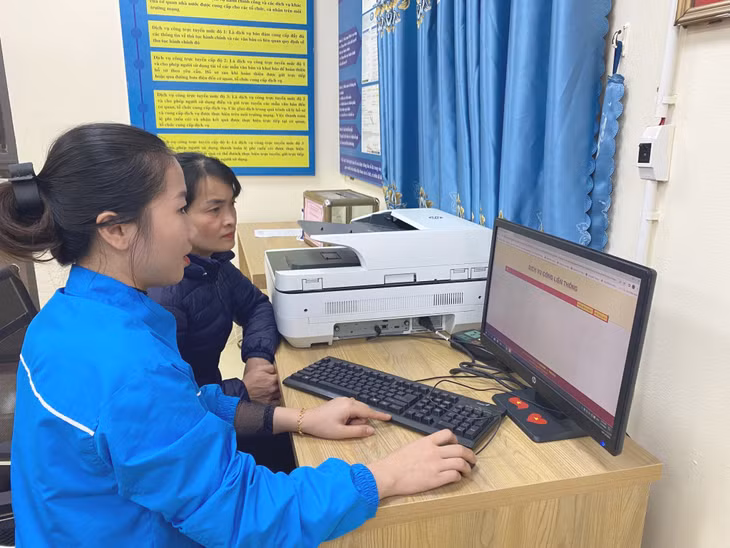 ĐVTN xã Cẩm La (TX Quảng Yên) hướng dẫn người dân nộp hồ sơ qua dịch vụ công trực tuyến.