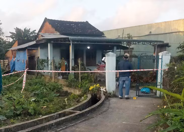 Ngôi nhà nơi phát hiện thi thể hai vợ chồng bị cháy - Ảnh: Người dân cung cấp