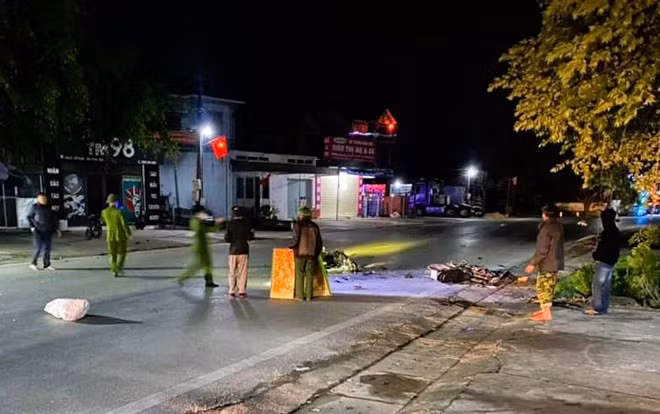 Hiện trường vụ tai nạn giao thông nghiêm trọng làm 2 người tử vong, 2 người bị thương. Ảnh: Ngọc Anh