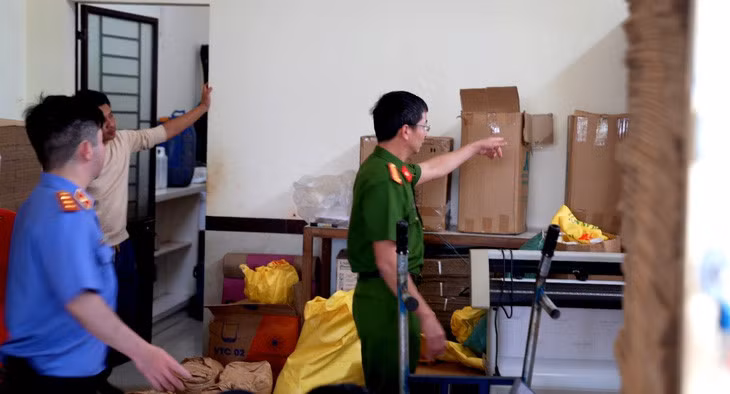 Công an và đại diện Viện kiểm sát kiểm tra tại cơ sở sản xuất cà phê giả ở TP Pleiku - Ảnh: Công an tỉnh Gia Lai