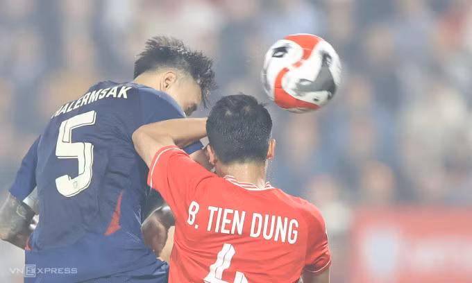 Tình huống Chalermsak đánh đầu gỡ lại một bàn cho Thái Lan. Ảnh: Đức Đồng