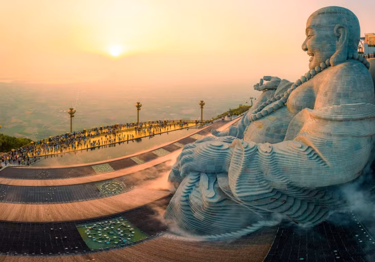 Tượng Di Lặc Bồ Tát lớn hàng đầu thế giới trên núi Bà Đen. Ảnh: Sun World
