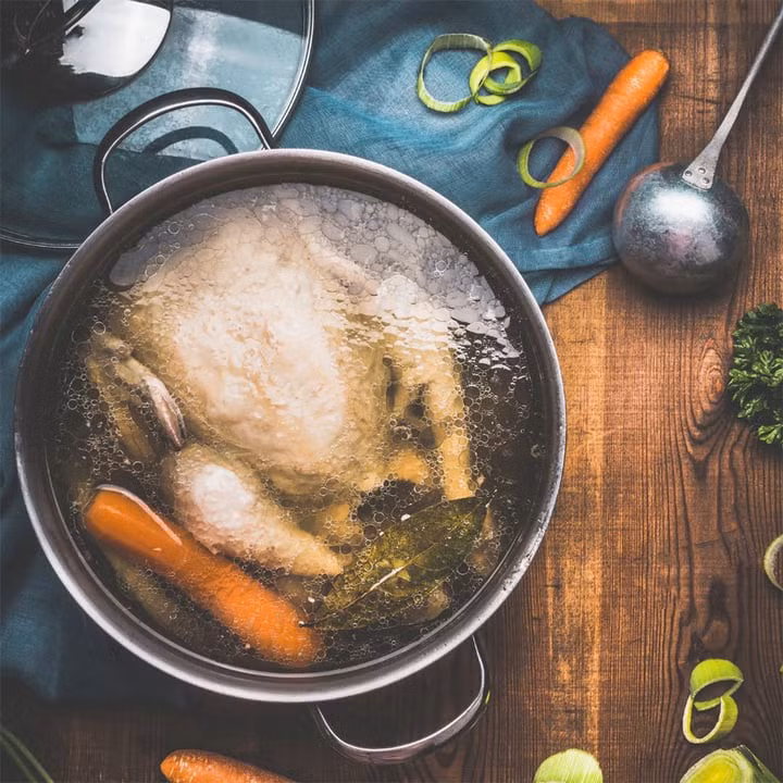 Khi luộc gà nên đặt úp hay ngửa? (Ảnh: Shutterstock)