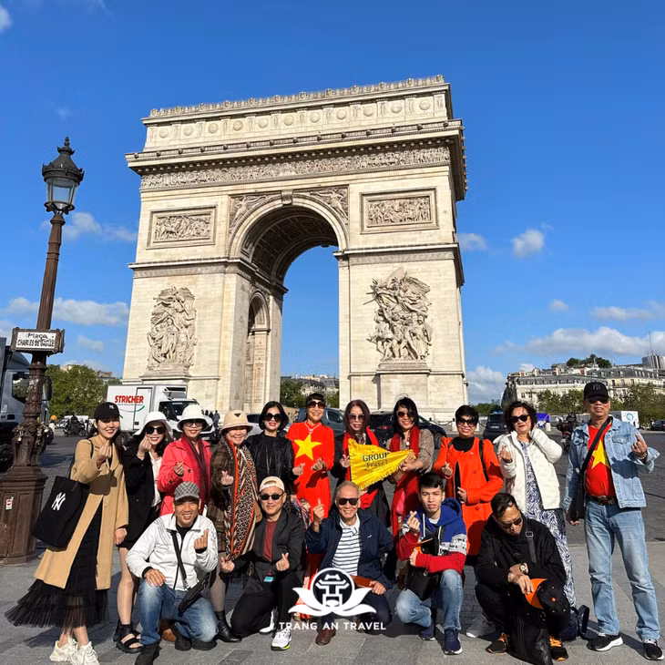 Một đoàn du khách châu Âu khác của Tràng An Travel tham quan thủ đô Paris, Pháp