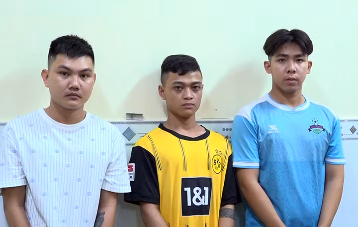 Tín, Tình và Toàn (từ trái qua) tại cơ quan điều tra.