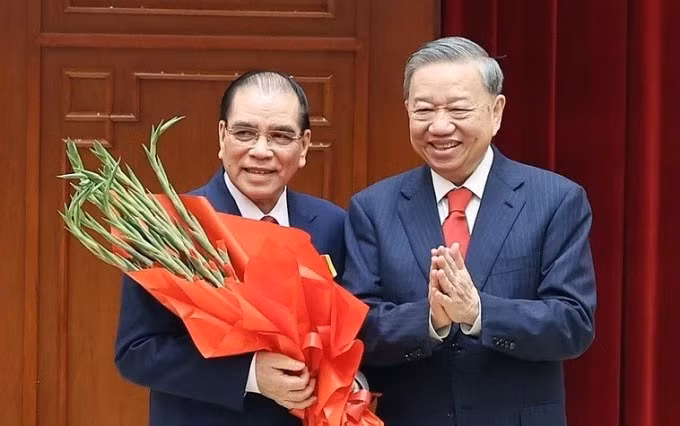 Tổng Bí thư Tô Lâm trao Huân chương Sao Vàng tặng nguyên Tổng Bí thư Nông Đức Mạnh. Ảnh: TTXVN