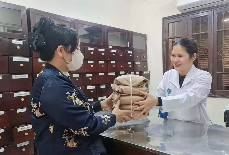 Người bệnh được các bác sĩ kê đơn bốc thuốc tại Khoa Y học cổ truyền - Bệnh viện Bạch Mai. Ảnh: BVCC