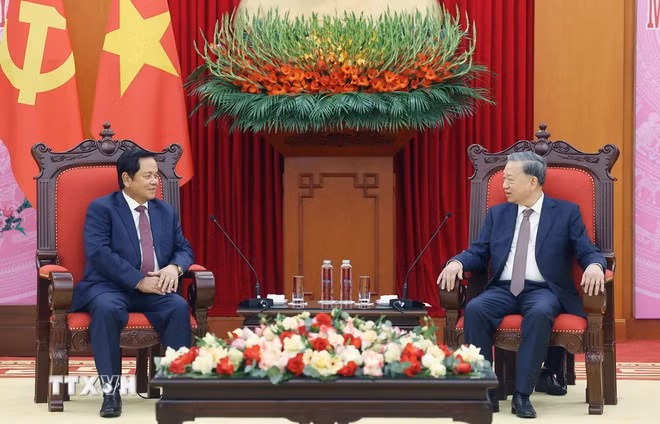 Tổng Bí thư Tô Lâm tiếp thân mật Đoàn đại biểu cấp cao Đảng Nhân dân Campuchia. (Ảnh: Thống Nhất/TTXVN)
