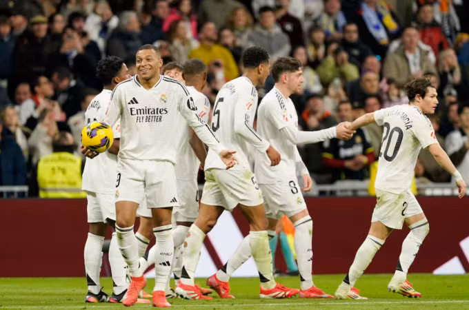 Kylian Mbappe mừng bàn thứ năm của Federico Valverde, nhưng sau đó bị VAR khước từ. Ảnh: Reuters
