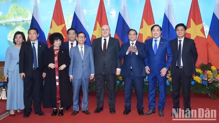Thủ tướng Phạm Minh Chính và Thủ tướng Liên bang Nga Mikhail Mishustin với các lãnh đạo tập đoàn lớn của Việt Nam tham dự Đối thoại. (Ảnh: TRẦN HẢI)