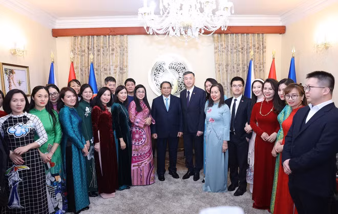 Thủ tướng Phạm Minh Chính và Phu nhân với cán bộ, nhân viên Đại sứ quán Việt Nam tại Cộng hoà Séc. (Ảnh: Dương Giang-TTXVN)
