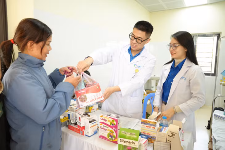 Cấp thuốc miễn phí cho người dân đến khám bệnh.