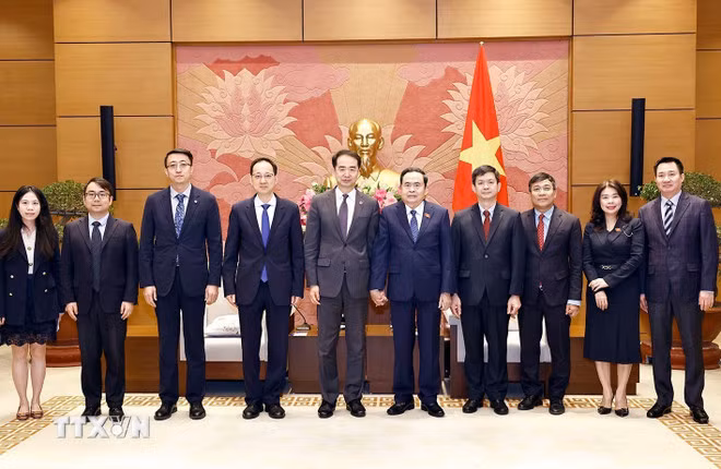 Chủ tịch Quốc hội Trần Thanh Mẫn với đại biểu. (Ảnh: Doãn Tấn/TTXVN)