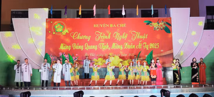 Chương trình nghệ thuật hội tụ hơn 100 diễn viên là các hạt nhân văn nghệ, các câu lạc bộ dân vũ, cán bộ, nhân dân và học sinh trên địa bàn huyện.