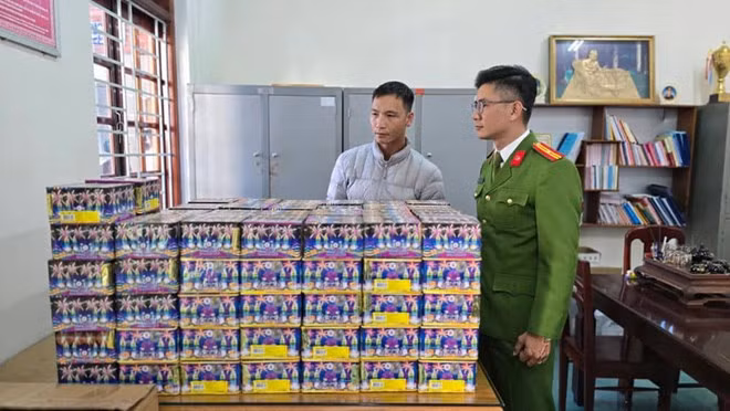 Đối tượng Phạm Thế Duyệt (trái) cùng tang vật pháo nổ bị Công an thành phố Pleiku bắt giữ. Ảnh: Bá Bính