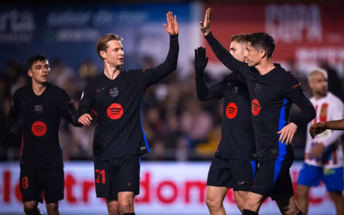 Robert Lewandowski đập tay Frenkie de Jong mừng bàn trong trận Barca thắng Barbastro 4-0 hôm 4/1. Ảnh: FC Barcelona