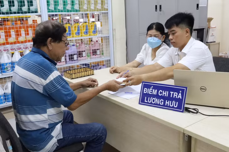 Một điểm chi trả lương hưu tại Tây Ninh.