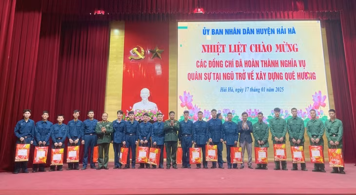 Huyện Hải Hà tặng quà cho 135 quân nhân xuất ngũ trở về địa phương.