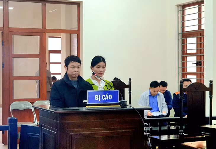 Bị cáo Trần A Thọng và Phùng Thị Mắn tại phiên tòa.