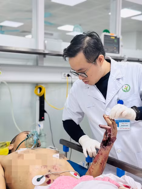 Bác sĩ thăm khám cho người bệnh trước phẫu thuật.