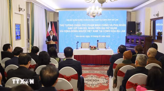 Thủ tướng Phạm Minh Chính phát biểu tại cuộc gặp cán bộ, nhân viên Đại sứ quán và cộng đồng người Việt Nam tại Cộng hòa Ba Lan. (Ảnh: Dương Giang/TTXVN)