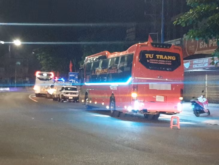 Xe khách dừng lại sau tai nạn.