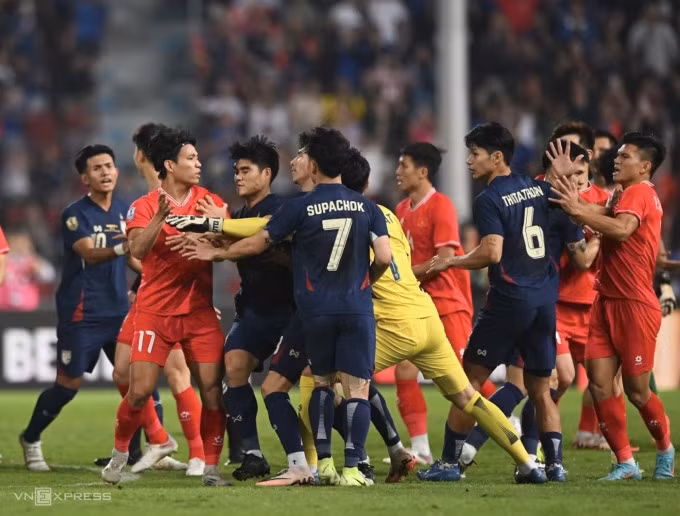 Cầu thủ Việt Nam phản ứng với Supachok Sarachat (số 7) sau bàn thắng nâng tỷ số lên 2-1. Ảnh: Giang Huy