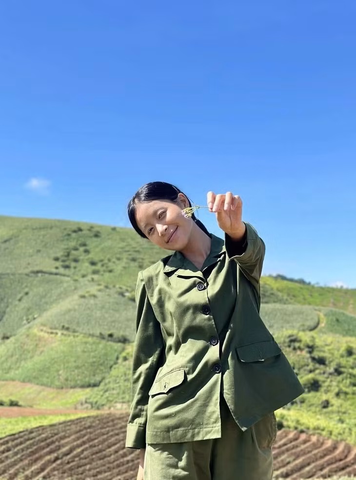 Không thời gian là bộ phim đang lên sóng với đề tài người lính, tình yêu quê hương đất nước nhân kỷ niệm 80 năm Ngày thành lập Quân đội nhân dân Việt Nam và 35 năm Ngày hội Quốc phòng toàn dân. Phim ngoài quy tụ gương mặt quen thuộc như Mạnh Trường, NSND Trung Anh, NSND Quốc Trị, NSND Như Quỳnh, Bích Ngọc... còn có dàn diễn viên trẻ gồm Lê Bống, Thạc Phong, Việt Hoàng, Huyền Trang, Thừa Tuấn Anh, Đức Hiếu…