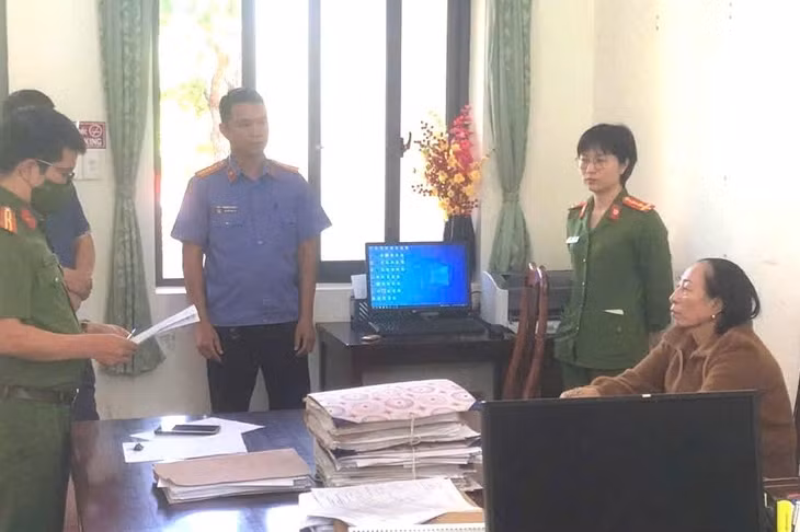 Bà Nguyễn Thị Luấn nghe đọc lệnh khởi tố, bắt tạm giam. Ảnh: MQ
