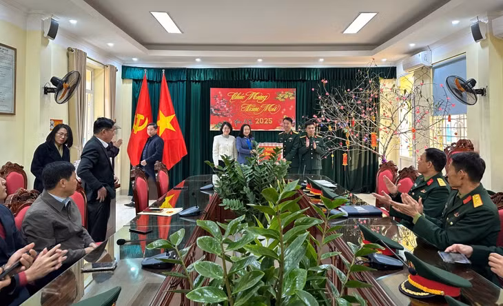 Đồng chí Vi Ngọc Bích, Ủy viên Ban Thường vụ Tỉnh ủy, Phó Chủ tịch Thường trực HĐND tỉnh, thăm và tặng quà Ban Chỉ huy Quân sự huyện Bình Liêu.