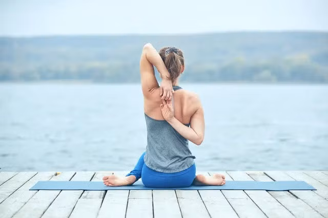 Tư thế yoga mặt bò.