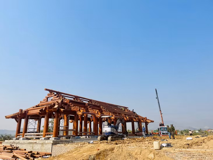 Ngay sau lễ cất nóc, đơn vị thi công đang đẩy nhanh tiến độ Dự án tu bổ, tôn tạo, mở rộng và phát huy giá trị di tích đền thờ vua Lê Thái Tổ.