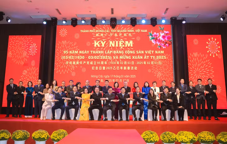 Đoàn đại biểu Đảng, Chính quyền TP Móng Cái (Việt Nam) và Đoàn đại biểu Đảng, Chính quyền TP Đông Hưng, Đoàn đại biểu Đảng, chính quyền Khu Phòng Thành (Trung Quốc) chụp ảnh lưu niệm.
