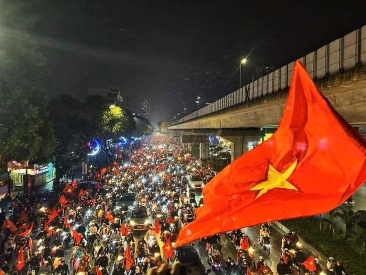 Người dân Thủ đô đổ ra đường ăn mừng chiến thắng của Đội tuyển Việt Nam tại đường Nguyễn Trãi. (Ảnh: Tuấn Anh/TTXVN)
