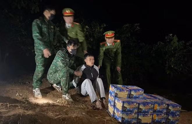 Nam thanh niên bị bắt giữ cùng tang vật pháo lậu. Ảnh: Biên phòng Quảng Trị