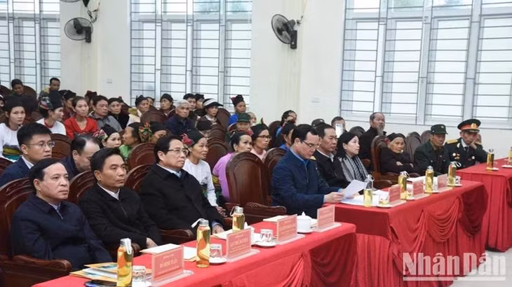 Thủ tướng Phạm Minh Chính, các đồng chí lãnh đạo, đại biểu và bà con nhân dân tham dự chương trình. (Ảnh: TRẦN HẢI)