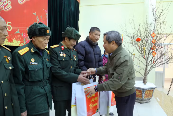 Đồng chí Bí thư Tỉnh ủy tặng quà Tết cho các gia đình chính sách trên địa bàn huyện Bình Liêu.