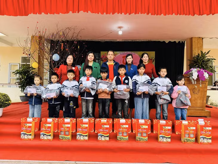 CLB Đầu tư và Khởi nghiệp huyện Tiên Yên trao tặng 10 suất quà cho học sinh có hoàn cảnh khó khăn Trường Tiểu học và THCS Điền Xá.