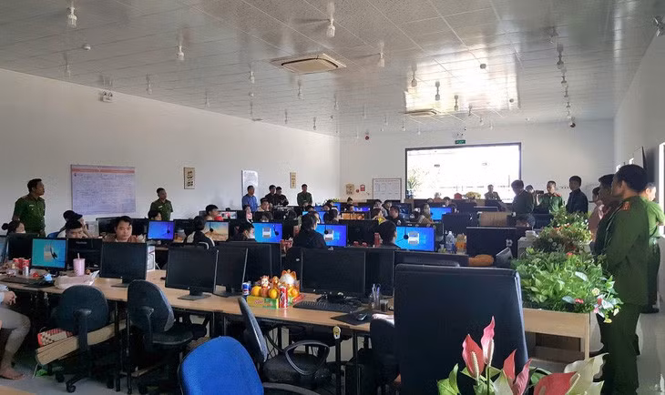 Công an tỉnh Gia Lai bắt quả tang gần 60 nhân viên Công ty VFIN (chi nhánh Chư Sê) đang đòi nợ bằng thủ đoạn khủng bố tinh thần người nợ - Ảnh: Công an tỉnh Gia Lai