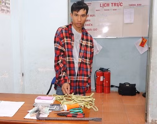 Đối tượng Trần Quang Khánh bị tạm giữ về hành vi trộm cắp tài sản. Ảnh: Công an Sóc Trăng