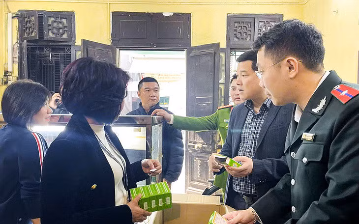 Đoàn kiểm tra liên ngành kiểm tra cơ sở sản xuất bánh cốm gia truyền Nguyên Ninh - Ảnh: THU TRANG